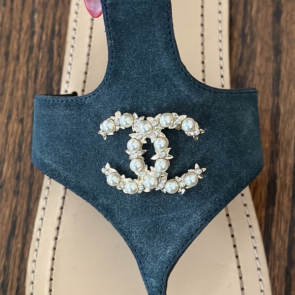 Chanel Navy Suede Thongs With Pearl Interlocking CC Size 40 - Picture 5 of 14